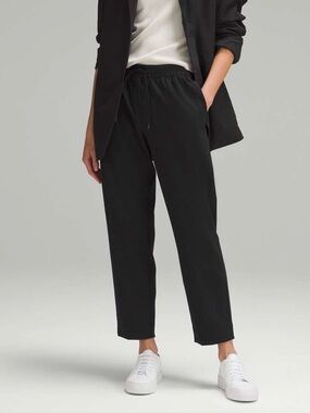 E132 LULULEMON Tapered Leg Mid Pants